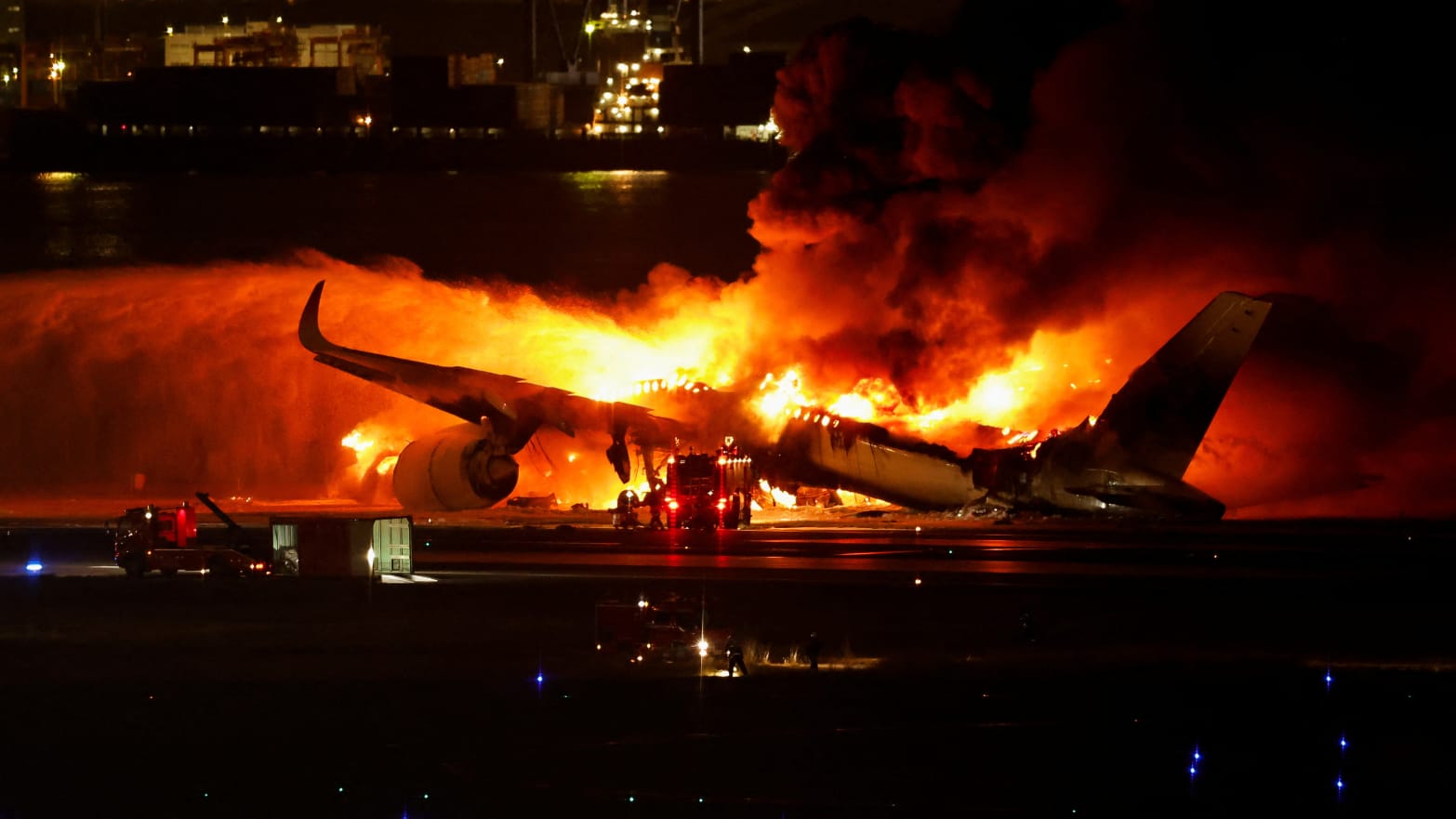 टोकियो विमानस्थलमा दुर्घटनाबारे अनुसन्धान शुरु, तीन सय बढी उडान प्रभावित
