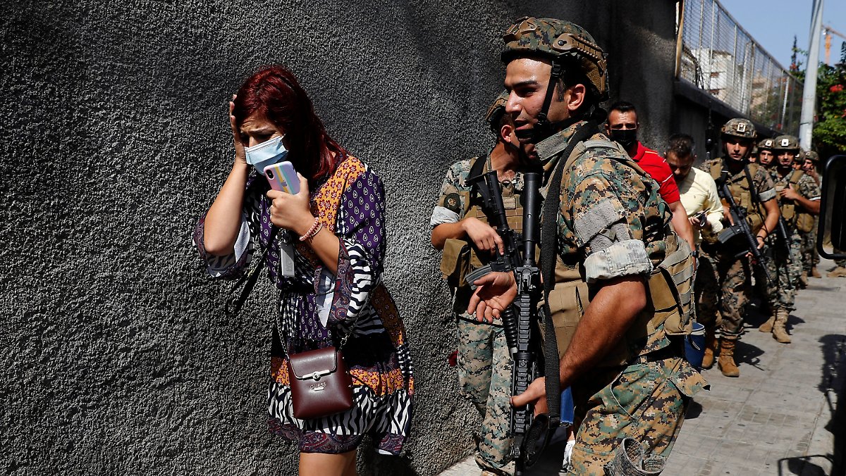 लेबनानको राजधानी बेरूतमा भएको प्रदर्शनमा गोली चल्दा छ जनाको मृत्यु, ३२ घाइते