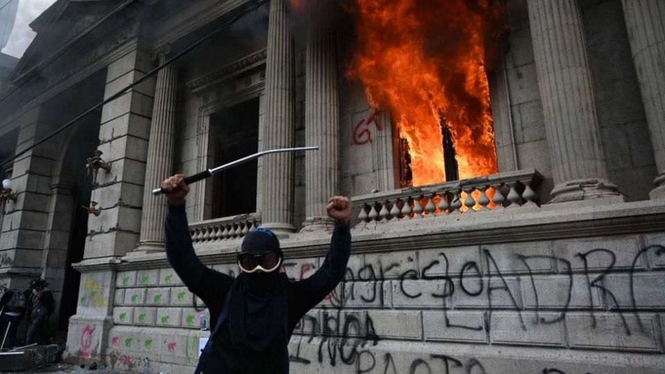 बजेटको विरोधमा ग्वाटेमालामा विपक्षीद्वारा संसदमा आगजनी