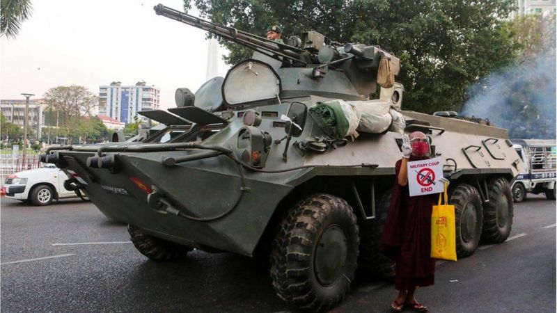 म्यानमार कू : प्रदर्शन चर्किएपछि बख्तरबन्द गाडीसहित सेना सडकमा