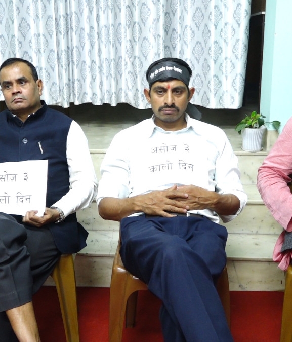 राष्ट्रिय मुक्ति क्रान्ति नेपालद्वारा शिरमा कालोपट्टी बाँधेर संविधानको विरोध, पुनःलेखन गर्नुपर्ने माग