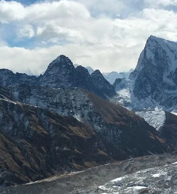 खुम्बु क्षेत्रमा हिमपात,सात विदेशी पर्यटकको उद्धार