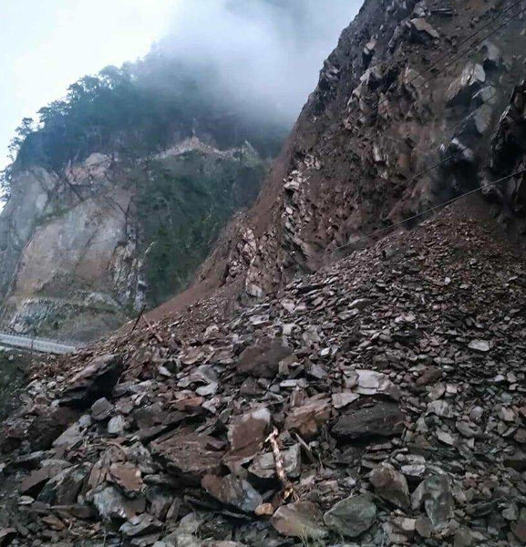सुक्खा पहिरोले दर्जन जिल्लामा सम्बन्ध विच्छेद