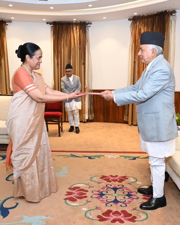 राष्ट्रपतिसमक्ष चार राजदूतद्वारा ओहोदाको प्रमाणपत्र पेस