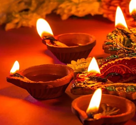 तिहारको तेस्रो दिनः आज कुकुर तिहार र लक्ष्मी पूजा मनाइँदै
