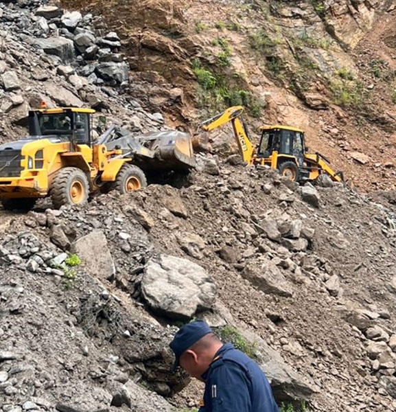 पहिरोले कर्णाली राजमार्गको कालीकोट सडकखण्ड अवरुद्ध