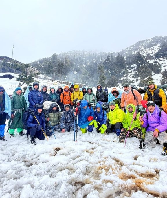 तिलिचो बेसक्याम्पमा फसेका ११ पर्यटकको उद्धार