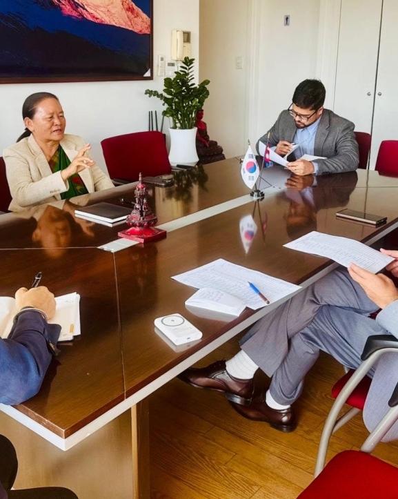 कोरियामा रहेका नेपालीको अभिभावक बनेर काम गर्न दूतावासका अधिकारीलाई सञ्चारमन्त्रीको आग्रह