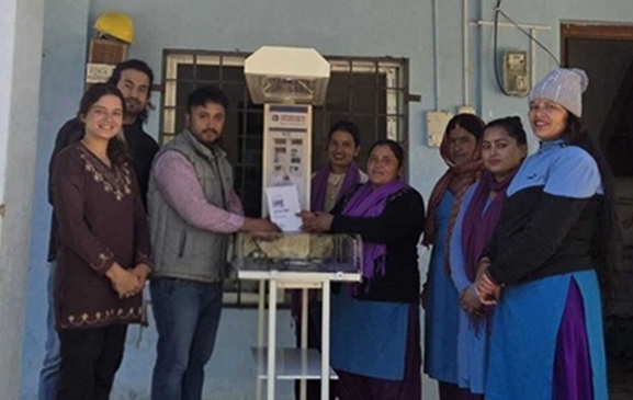 ज्योति विकास बैंकद्वारा स्वास्थ्यचौकीहरूलाई बेबी वार्मर प्रदान