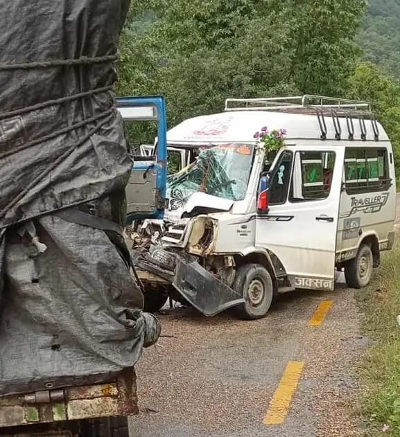 सुर्खेतमा मिनि ट्रक र फोर्स गाडी ठोक्किँदा ६ जना घाइते