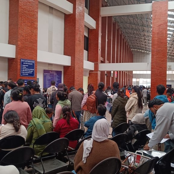 राहदानीका तीन बिचौलिया पक्राउ