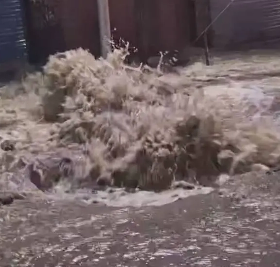 मेलम्ची आयोजनाको पाइप फुट्दा क्षति व्यहोरेका बबरमहलका २१ परिवारले पाए क्षतिपूर्ति