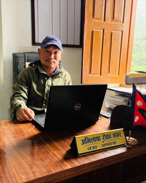 कार्यालय बन्द गरी चाबी गाउँपालिकालाई बुझाउँदै वडाअध्यक्ष मगर