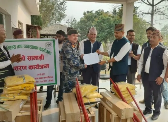 सुरक्षाकर्मीलाई डढेलो नियन्त्रणका सामग्री हस्तान्तरण