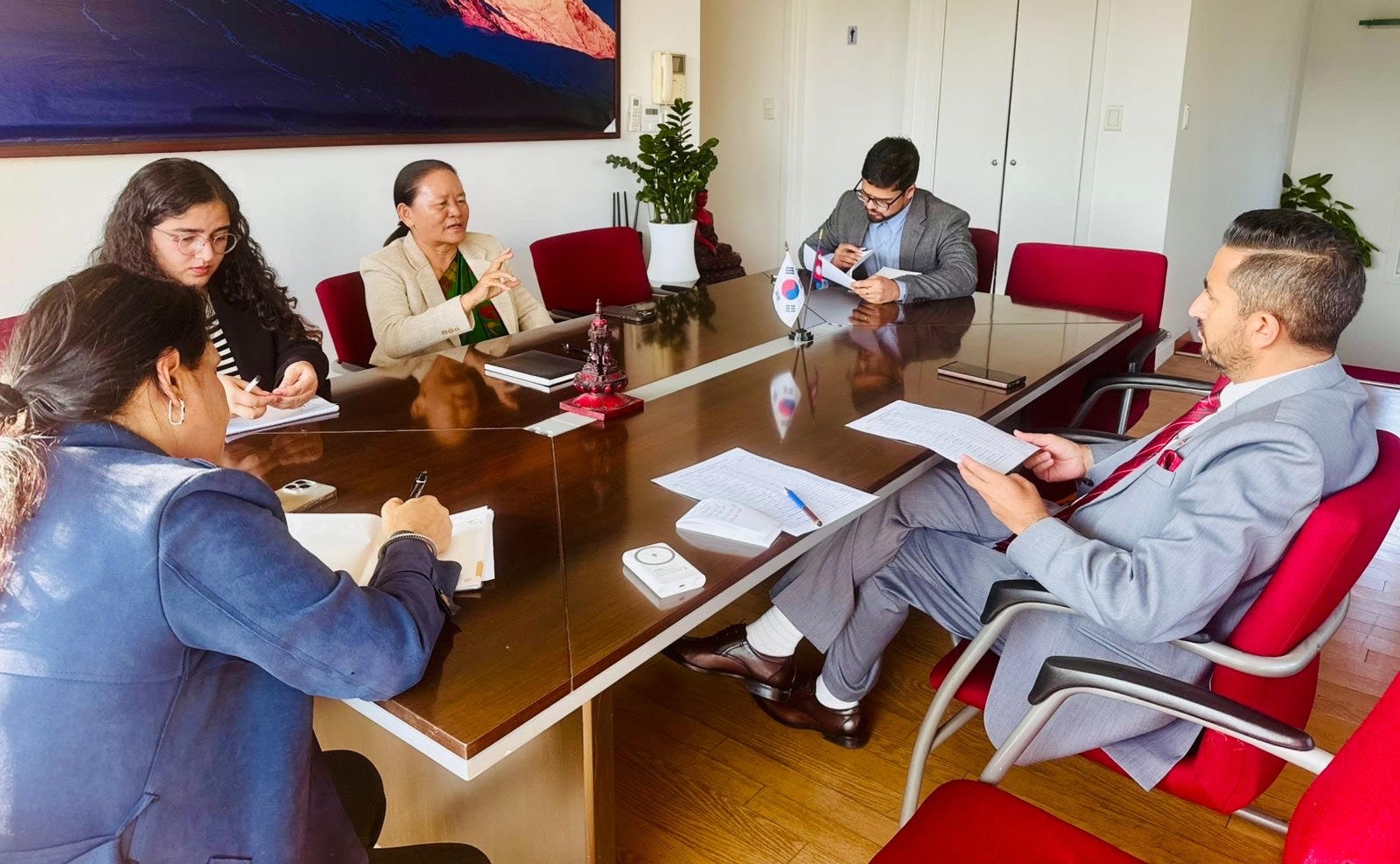 कोरियामा रहेका नेपालीको अभिभावक बनेर काम गर्न दूतावासका अधिकारीलाई सञ्चारमन्त्रीको आग्रह