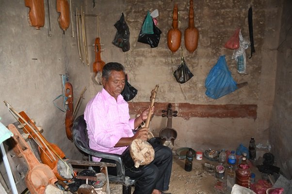 बिक्न छाडे सारङ्गी, सुनिन छाड्यो धुन