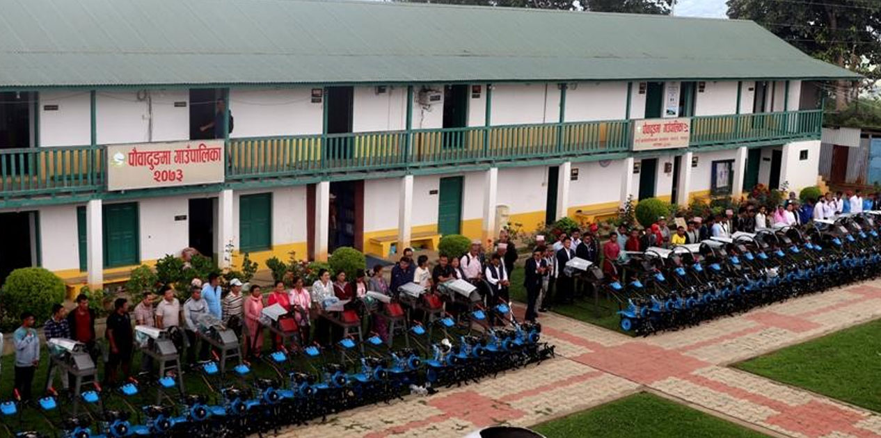 पौवादुङमा गाउँपालिकाद्वारा किसानलाई कृषि औजार वितरण
