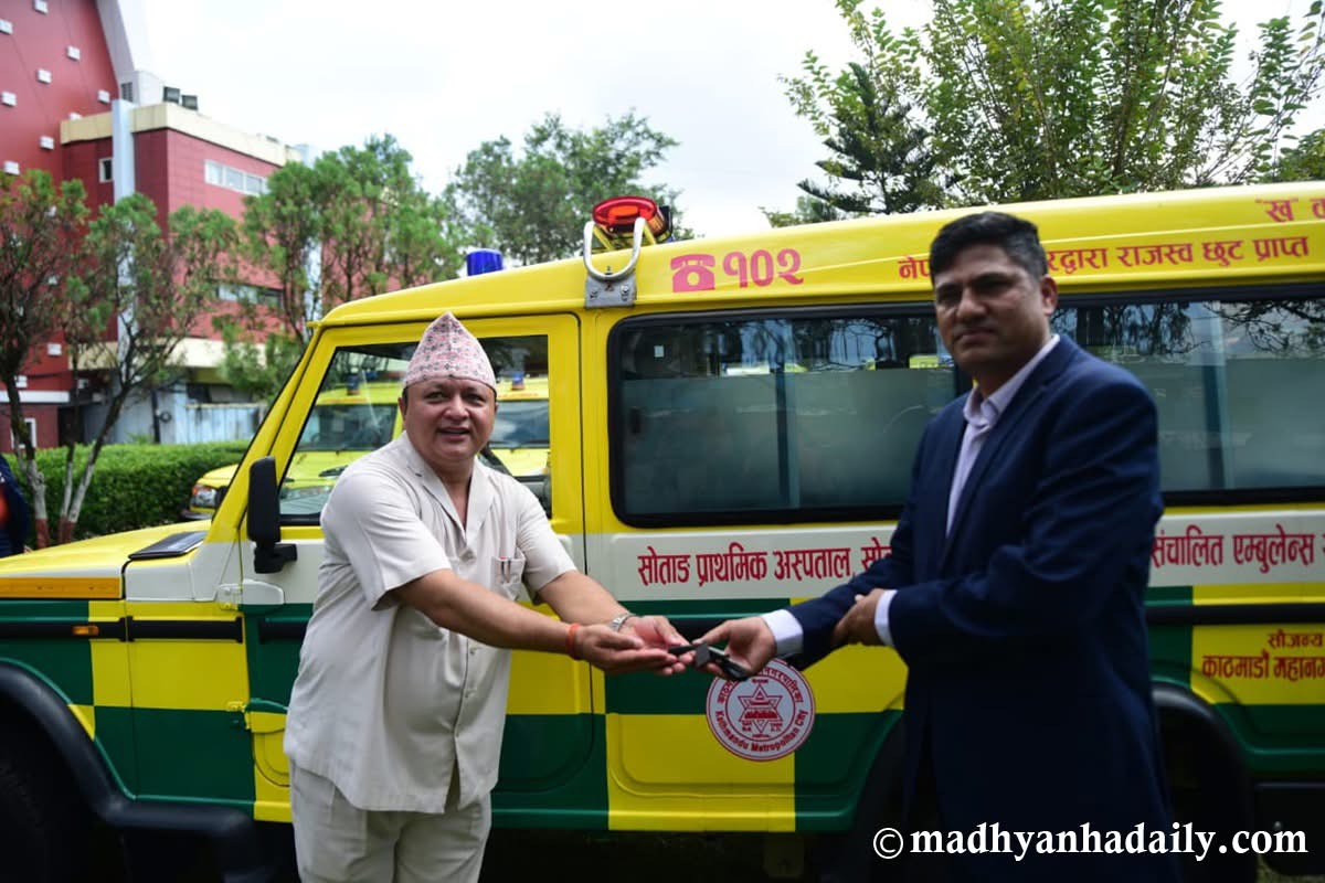 काठमाडौं महानगरपालिकाद्वारा ३५ स्वास्थ्य संस्थालाई एम्बुलेन्स हस्तान्तरण