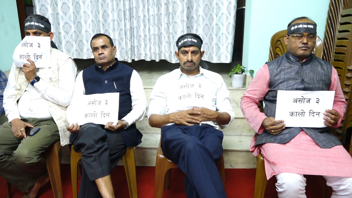 राष्ट्रिय मुक्ति क्रान्ति नेपालद्वारा शिरमा कालोपट्टी बाँधेर संविधानको विरोध, पुनःलेखन गर्नुपर्ने माग