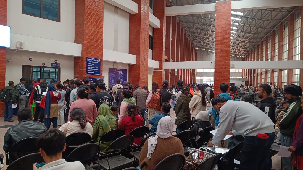 राहदानीका तीन बिचौलिया पक्राउ