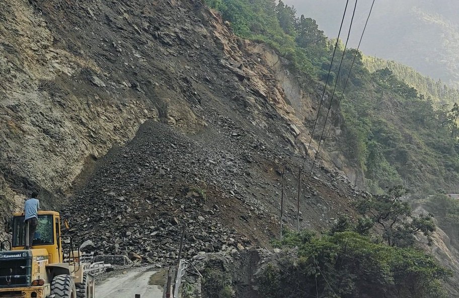 तुइन खोलाको पहिरो पन्छाउन दुई दिन लाग्ने