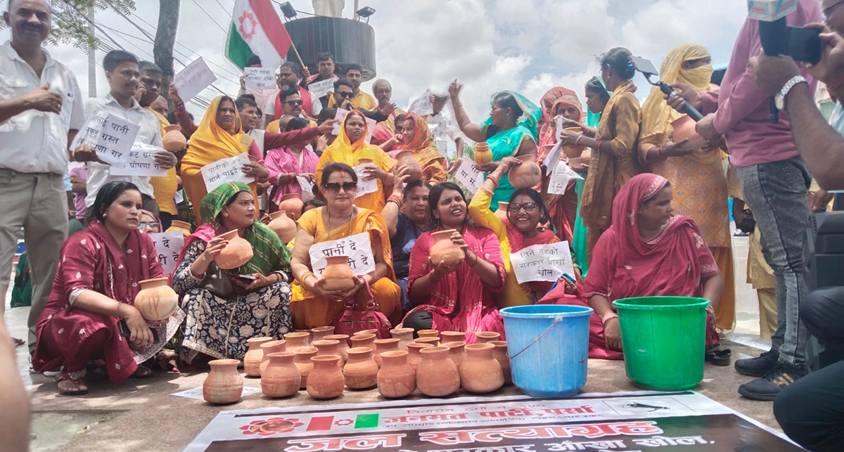 खानेपानी माग्दै रित्तो घैंटो र बाल्टिन लिएर प्रदर्शन