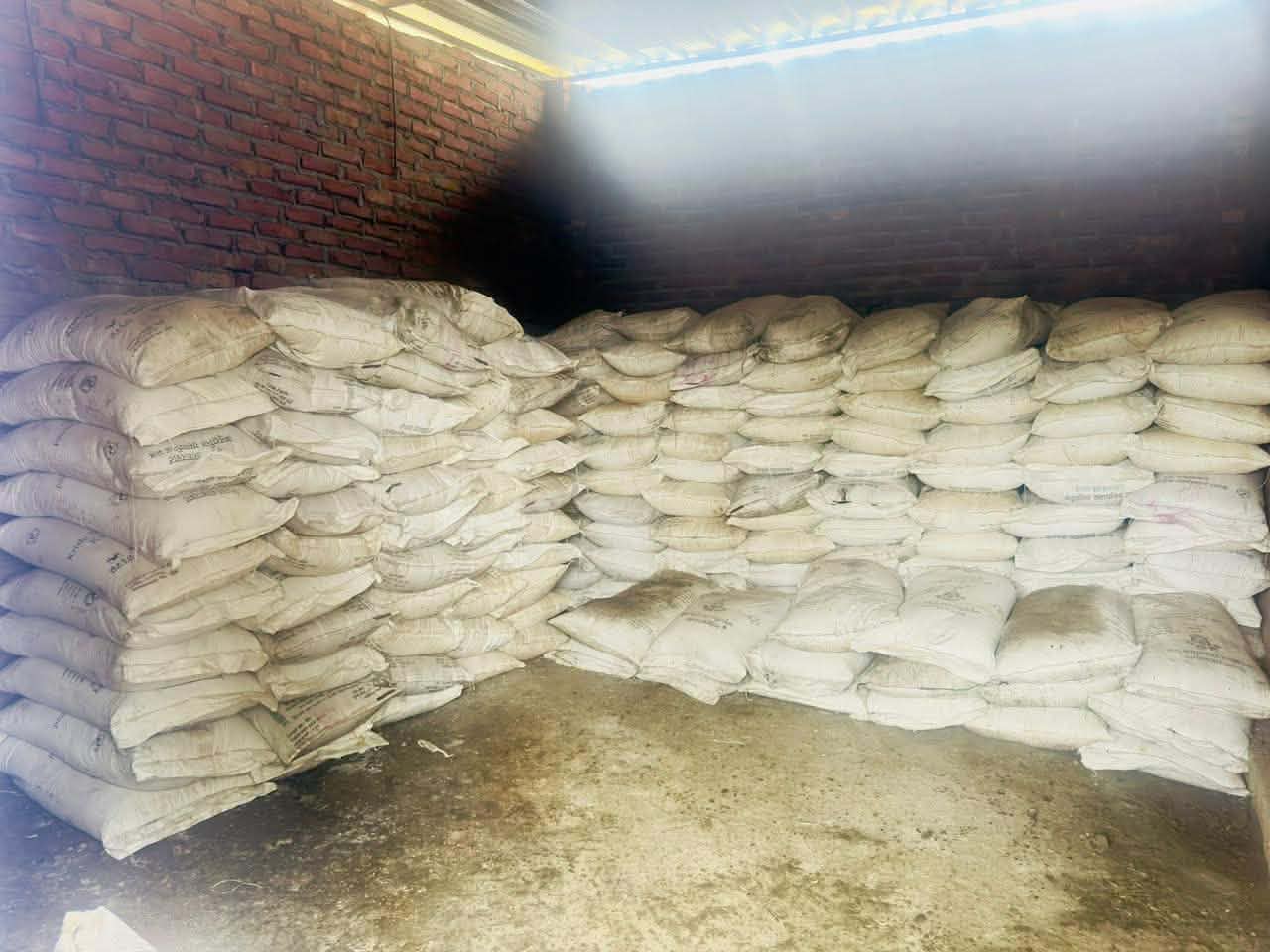 कपिलवस्तुमा अनुदानको मल कालोबजारी : व्यापारीसहितका घरमा छापा, २२६ बोरा बरामद