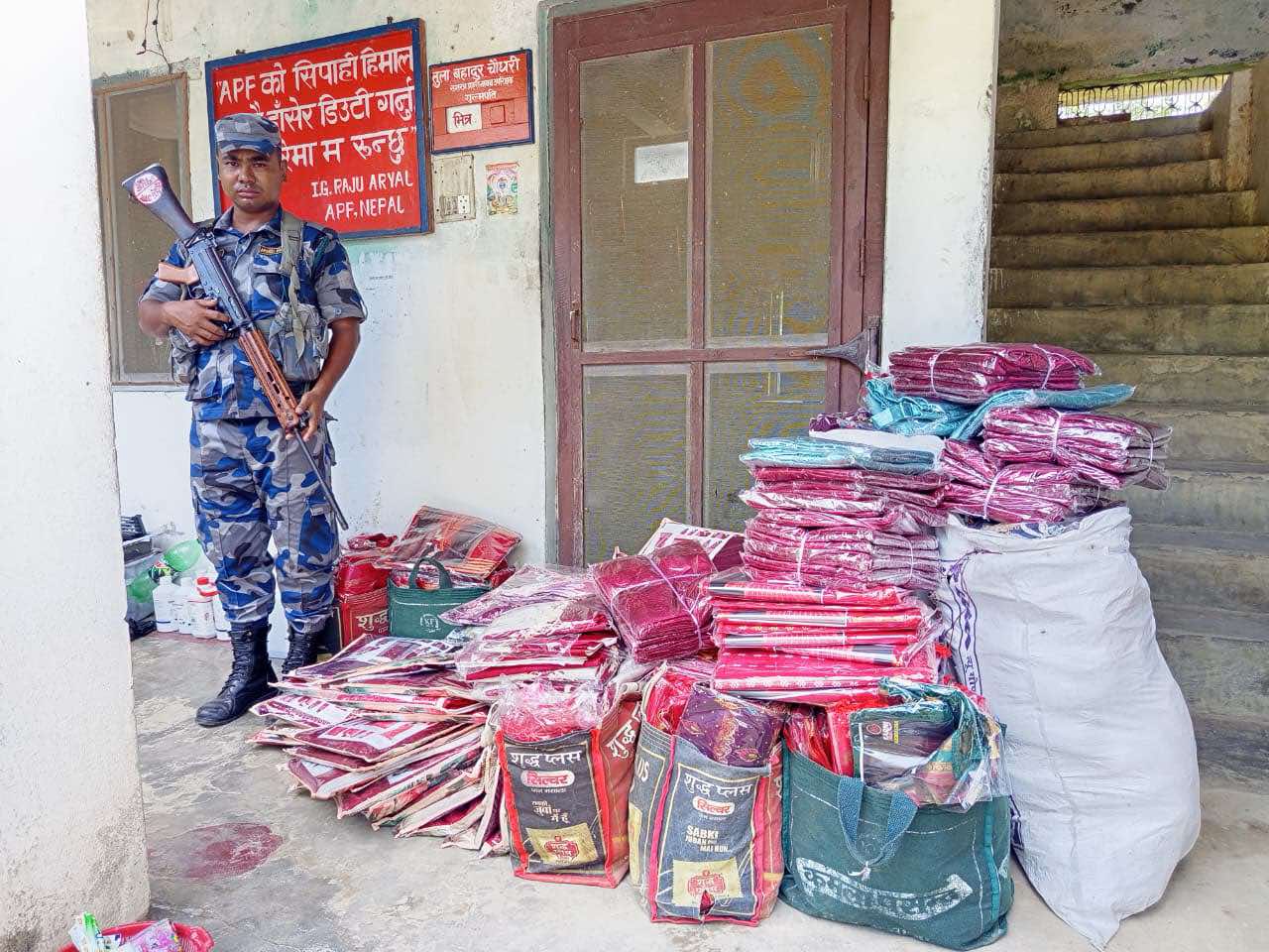 दुई लाख बढीको कपडा बरामद