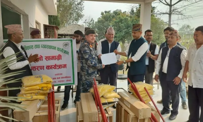 सुरक्षाकर्मीलाई डढेलो नियन्त्रणका सामग्री हस्तान्तरण