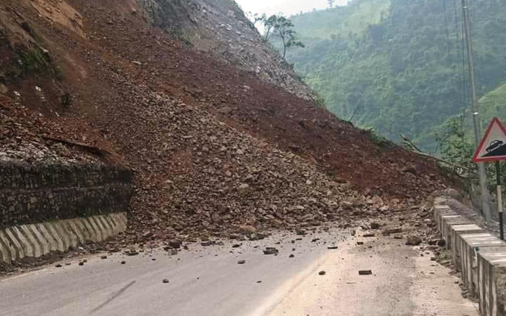 पहिरोले सात राजमार्ग अवरुद्ध