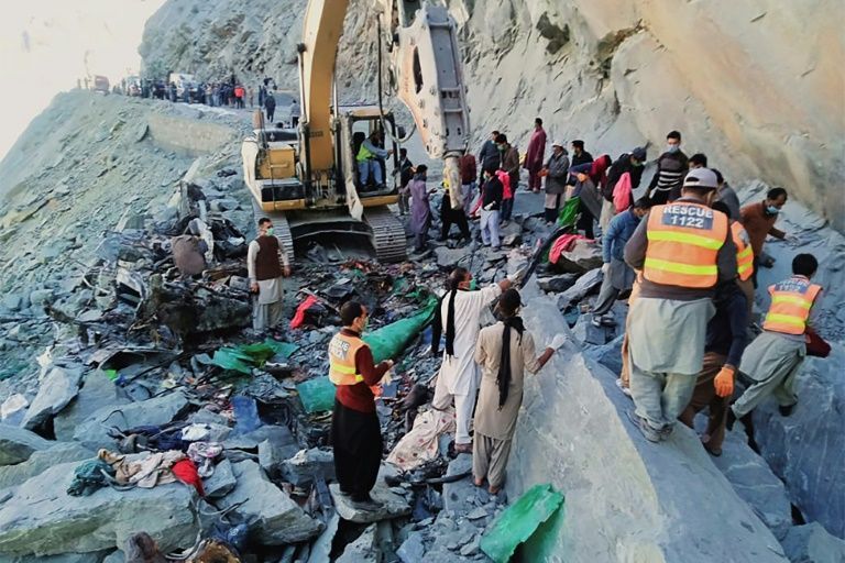 पाकिस्तानमा गुडिरहेको बस पहिरोमा पर्दा १६ जनाको मृत्यु