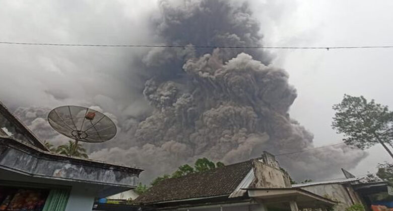 इन्डोनेसियाको जाभा टापुमा ज्वालामुखी विस्फोट हुँदा १३ जनाको मृत्यु