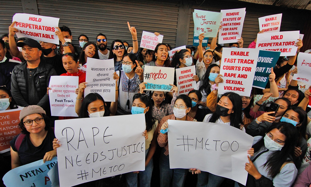 बलात्कार र यौन शोषणका आरोपी पक्राउ गर्न माग गर्दै बालुवाटारमा प्रदर्शन