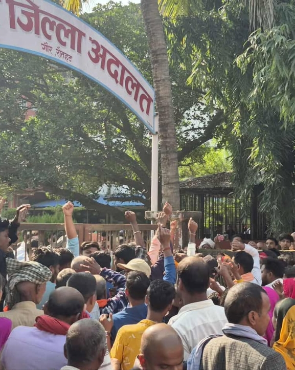 शंकर साह हत्या प्रकरणका दोषीलाई कारबाहीको माग गर्दै अदालत अगाडि प्रदर्शन