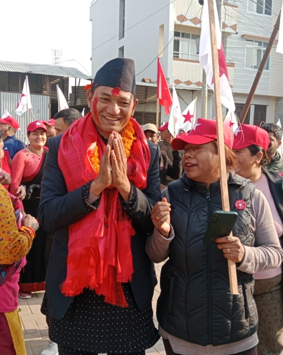 मतदातासँग हातेमालो गर्दै राजकाजी महर्जन