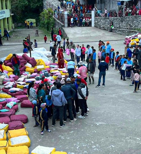 विपन्न बालबालिकालाई कपडा वितरण