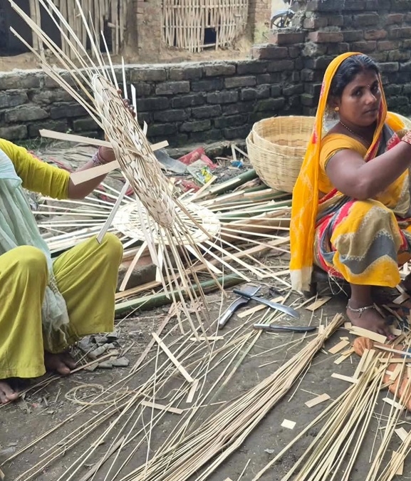 छठको चटारो : रौतहटका डोम समुदायलाई बाँसका सामग्री बनाउन भ्याइनभ्याइ