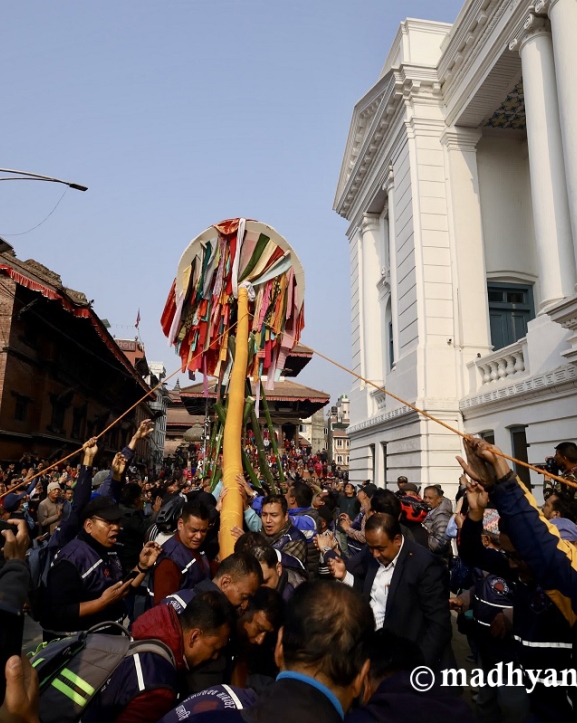 विधिवत रुपमा होली सुरु, बसन्तपुरमा ठड्याइयो चीर (तस्बिरहरू)