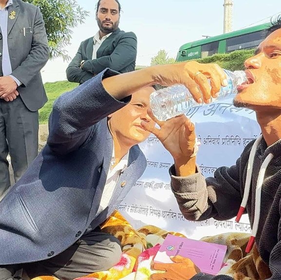 गृहमन्त्री अर्यालले तोडाए अनशन