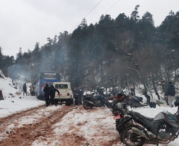हिमपातका कारण बुधबारदेखि मध्यपहाडी लोकमार्ग अवरुद्ध