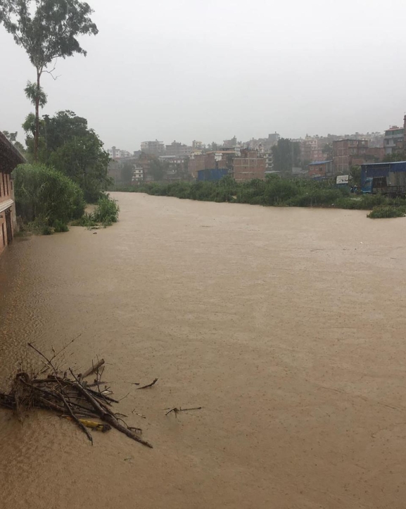 हनुमन्ते खोलामा आएको बाढी भक्तपुरको बस्तीमा  