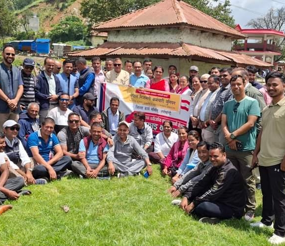 कर्मचारी युनियनद्वारा पर्यटकीय स्थल नरपानीमा सरसफाइ 