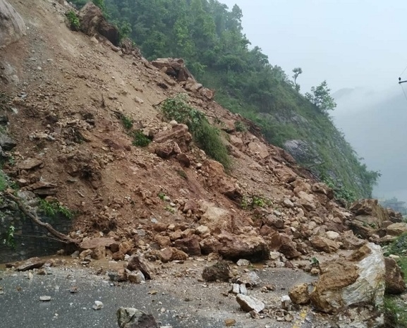 कर्णाली राजमार्ग चार दिनदेखि अवरुद्ध