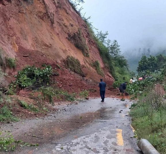 सुक्खा पहिरो खसेपछि अरनिको र हेलम्बु राजमार्ग अवरुद्ध