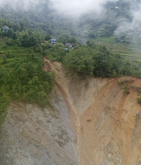 ओखलढुंगाको डाँडाखर्कमा दुई दशकदेखि निरन्तर पहिरो, पाँच परिवार उच्च जोखिममा