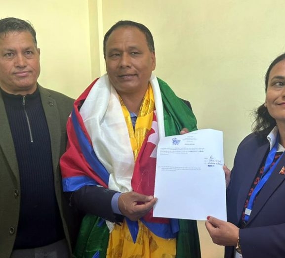 कुलमानले गराए काठमाडौं-३ बाट उम्मेदवारी दर्ता