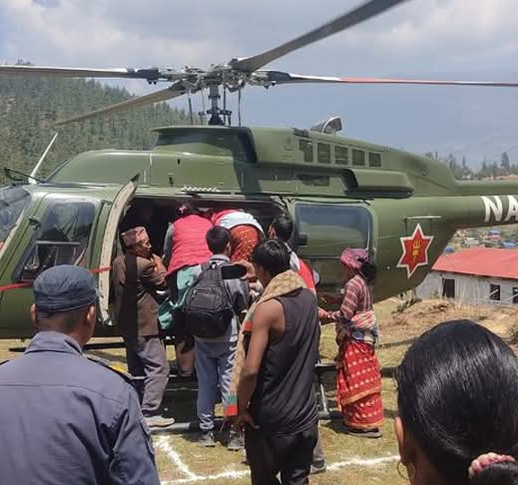 गर्भवतीको हेलिकोप्टरमा उद्धार