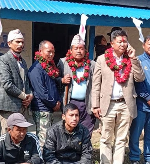 रामप्रसादराई गाउँपालिकामा नेकपाका दर्जन नेता-कार्यकर्ता एमाले प्रवेश