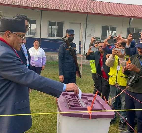 नेकपा संयोजक प्रचण्डले गरे मतदान