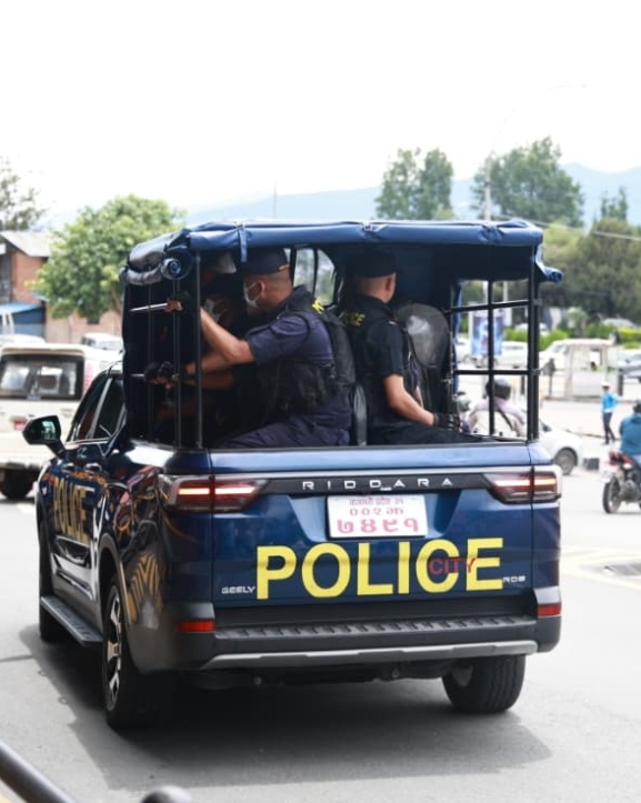 विमानस्थलमै पत्रकार सम्मेलन गर्न खोजेपछि दुर्गा प्रसाईंलाई प्रहरीले पुर्‍यायो घर